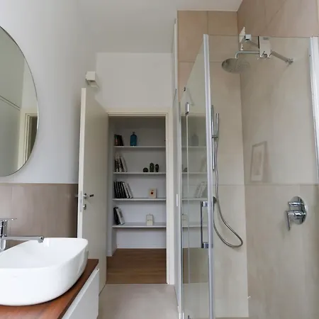 The Rent - Spacious And Renovated Two-bedroom Downtown Milánó